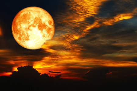 月满人间夜空中多彩云彩中的超级血月背景
