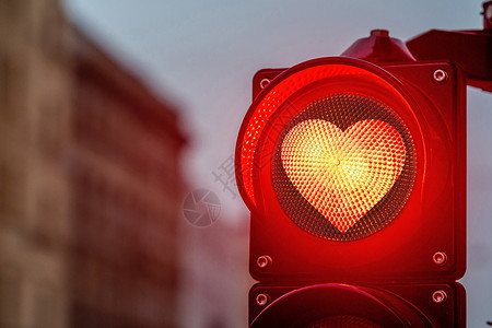 红绿灯街道一个带有红心信号灯交通灯的城市背景
