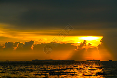 紫海云天岛上和西岛的云天渔船上的日落光照耀着戏剧性火焰渔夫云景日落彩虹季节天堂太阳蓝色背景