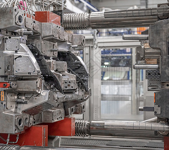 工厂中用于汽车工业的塑料铸件的金属压力机 工业 4 0数控管子投掷冲压机制造业工具汽车注射机器模具背景图片