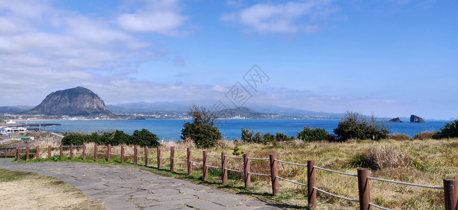 三方歌纳克桑山的一条铺路 其背景是Sanbang-san山背景