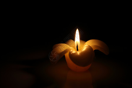 一支点燃蜡烛花朵蜡烛压力洗澡冥想健康芳香火焰疗法假期按摩治疗背景