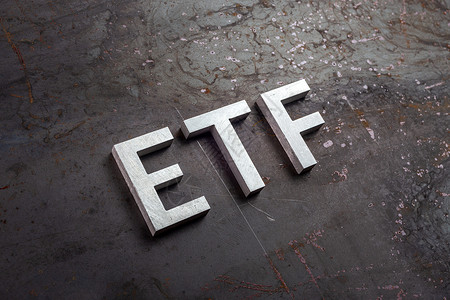 词搜索缩写词 etf - 交易所交易基金 - 在生锈钢板表面以倾斜对角线透视放置银色字母背景