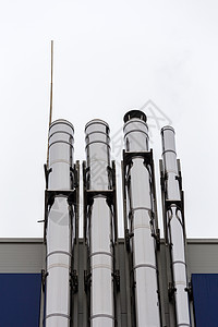 白蓝工业大楼外墙上的镀铬通风管蓝色金属避雷器冷却植物烟囱空气环境技术建筑学背景