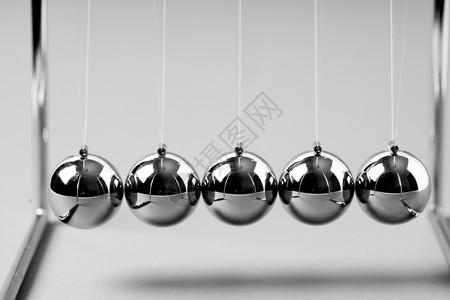 牛顿摇篮平衡球 工作室的商业概念活力金属行动实验领导团体白色平衡水平创造力背景
