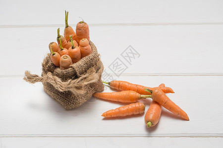 正方形木木桌上的胡萝卜素食萝卜生产收藏正方形节食味道蔬菜紧缩营养木头背景