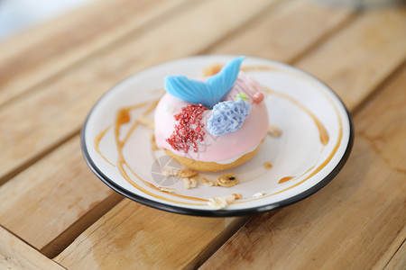 甜甜圈鱼漂亮的甜甜甜圈 上面有可爱美人鱼面包蛋糕早餐食物蓝色糕点小吃面团磨砂甜点背景
