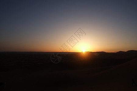 黎明时在撒哈拉沙漠沙丘上升起高清图片
