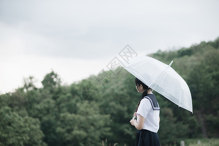白色雨伞自然界带雨伞走路的亚洲女学生肖像衬衫微笑学生扮演女性女孩角色女士女学生中学背景