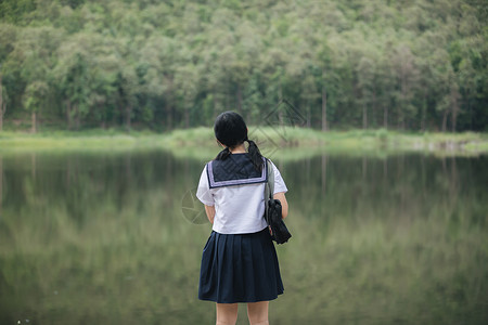 观望公园的亚洲日本女学生服装肖像学校学生头发女孩公园农村戏服女士裙子天空背景图片