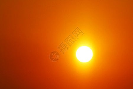 天空日落背景剪影橙色金子 在天空的太阳明亮的大太阳与黄色金子橙色梯度颜色背景图片