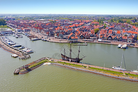荷兰语著名的来自N区港口和传统村庄Volendam的空中飞机天气长廊天际支撑建筑学海洋蓝色经济好天气房子背景