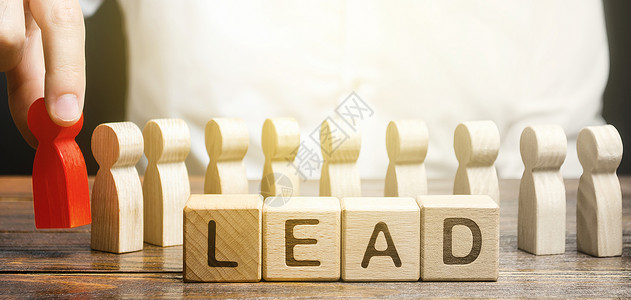 人把领导放在人群的首位 项目领导 任命负责岗位 战略管理规划 分销业务优化 职业晋升到领导岗位背景