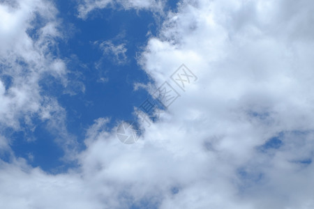 美丽的白云与蓝天背景阳光网络自由墙纸网站季节天气天堂日光蓝色背景图片