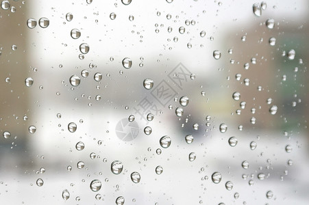 时间煮雨在寒冬的雨天运动驾驶玻璃天空窗户绿色天气雨滴建筑物灰色背景