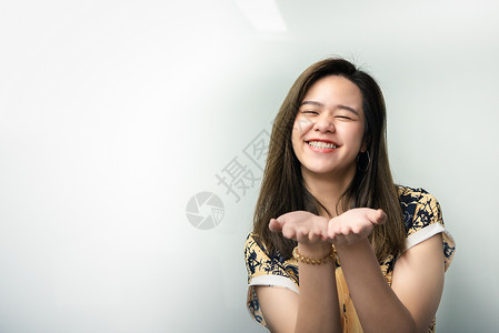 中国风格的女人 张开手掌的手掌空白女士机构快乐女性女孩旗袍白色红包棕榈背景图片