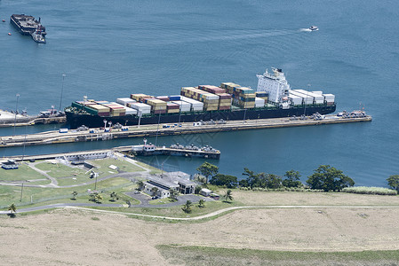 巴拿马运河Gatun Locks号大型货轮背景