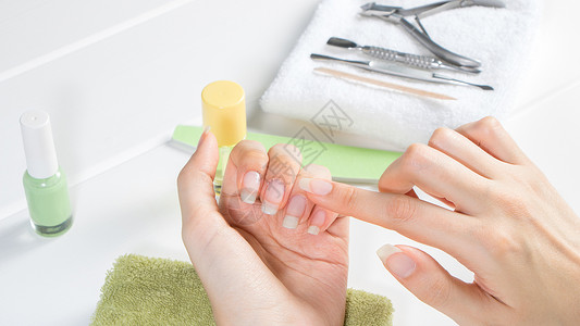 油漆保养券修指甲 把切片油涂到未油漆的指甲上手指角质层沙龙温泉身体美容师工具卫生美容工作背景