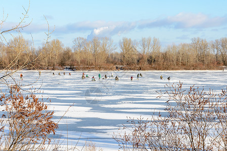 中第聂伯河冻结的爱好高清图片