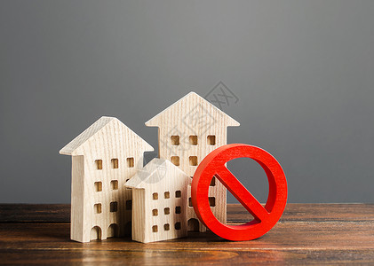 买得起公寓楼和红色禁止符号 NO 应急和不适用于居住建筑 无法获得昂贵的住房 缺乏居住空间和建造新房的可能性背景
