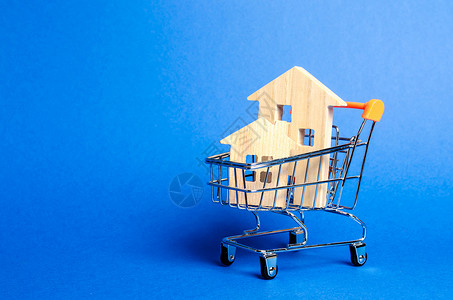 交易车中的木屋 买房子或公寓的概念 负担得起的房子 有利可图的廉价房地产贷款 买房 抵押和贷款 放置文本背景