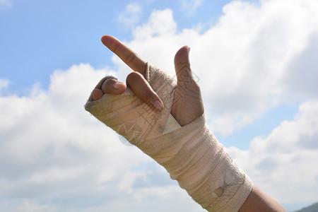 弹力绷带手腕疼痛的人 在巨型板条中 用天空背景的手指锻炼痛苦包扎绷带事故弹力手臂扭伤疾病伤害病人背景