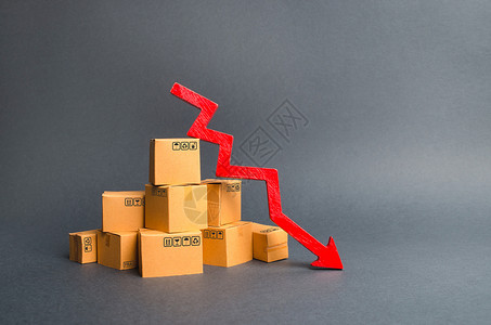 关税下降一堆纸箱和一个向下的红色箭头 商品和产品产量下降 经济衰退和衰退 消费者需求下降 出口或进口下降背景