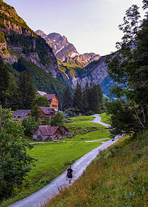 旅游者走在瑞士阿尔卑斯山的Seealpsee湖路上高清图片