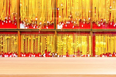模糊的金色背景上的木板模糊 面板金店珠宝店的空木桌地板为卖家推荐产品和黄金陈列柜 木桌板空荡荡的金店前墙背景图片