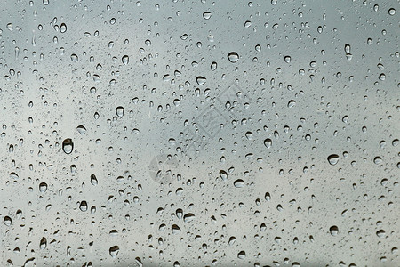 窗玻璃质地上的水滴新鲜凝结雨季湿背景冷却感和冷雨滴质地湿透明气泡雨滴湿度反射天气圆圈墙纸蓝色空气液体流动背景