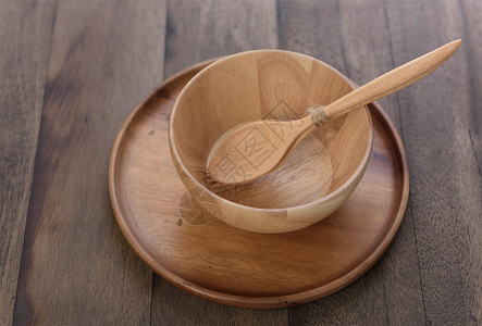 破旧别致木制厨房用具架在木制桌底板上正方形桌子摄影食物生活手工烹饪勺子盘子餐具背景
