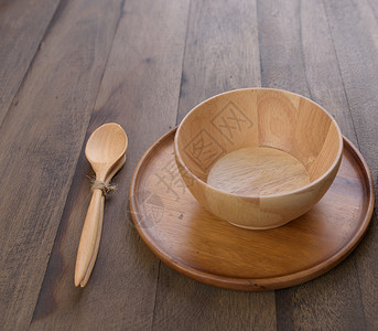 破旧别致木制厨房用具架在木制桌底板上桌子用具木头勺子生活厨具食物盘子摄影烹饪背景