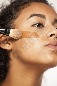 一位年轻黑皮肤女人的肖像 用液化化妆品女性拉丁奶油白色女士暗黑刷子背景图片