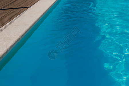 游泳池蓝水假期矩形建筑学甲板闲暇阳光蓝色旅行背景图片