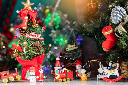 无舵雪橇带装饰树的无焦点灯光的圣诞节背景卡片金子美丽背景