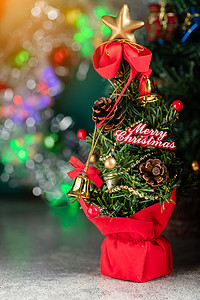 带装饰树的无焦点灯光的圣诞节背景美丽卡片金子背景图片