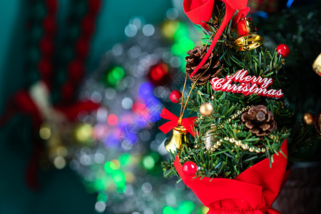 带装饰树的无焦点灯光的圣诞节背景金子美丽卡片背景图片