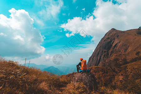 后盾在山峰上举起手来 成功的人的休眠救援挑战团队探索帮助运动风险冒险远足者山顶背景