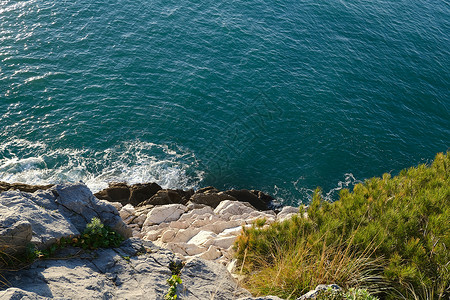 波托韦内雷俯视波托夫之间棕榈岛海的悬崖岩石蓝色背景