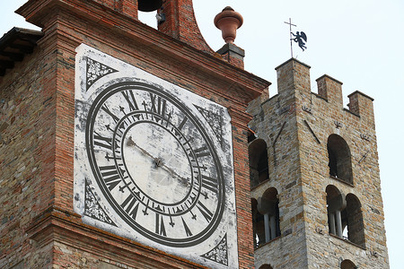 高塔 钟塔和大钟 在伊普罗奈教堂教会红陶竖框背景图片