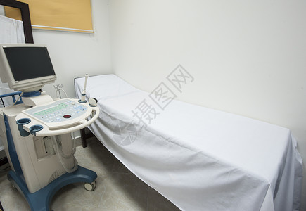 咨询室检查床和超声波扫描仪医疗房间保健外科手术诊所医疗保险白色屏幕扫描器背景