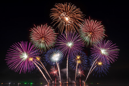 夜转日真正的烟花节在天空庆祝 晚上在海岸边的海上庆祝新年倒计时庆祝背景快乐念日假期展示火箭焰火庆典节日派对夜生活背景