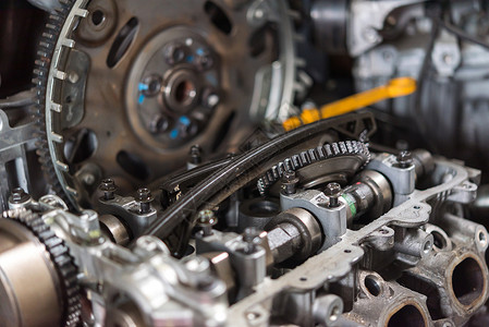 在 garag 拆卸的汽车脏发动机汽缸技术车辆车库创新科学速度杂交种电机金属引擎背景图片