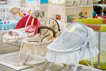 婴儿卖店素材婴儿床或有店铺盖子出售的蜂窝新生家具摇篮婴儿装饰毯子销售男生家庭睡眠背景