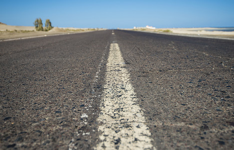 汇合查看遥远的沙漠道路公路蓝色天空干旱地平线消失沥青白线旅行背景