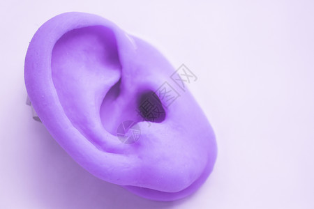 中性背景的塑料耳朵医生男人保健药品皮肤听力白色生物学援助解剖学背景图片