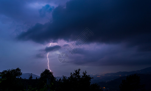 森德雷雷暴时闪电螺栓大地雷雨罢工天空天气风暴闪光环境公园树木背景