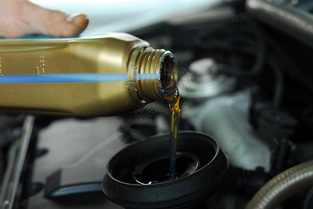 蓄能将石油添加到汽车上瓶子润滑车辆店铺兜帽作坊柴油机漏斗运输测试背景