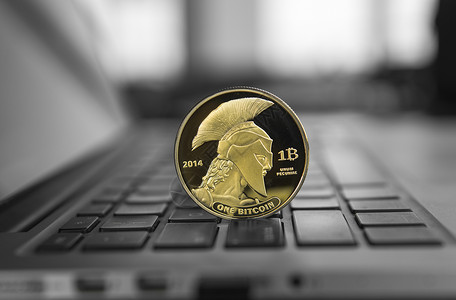 泰坦陨落笔记本电脑上的泰坦比特币硬币符号 概念金融货币 加密货币符号 区块链挖矿 数字货币和虚拟加密货币概念 商业的 商业的密码互联网协背景