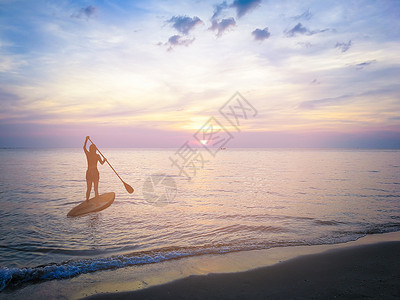 掌声响起来SUP站起掌板 准备 快乐的女士上台热带旅游冒险活动天空海浪日落自由闲暇假期背景